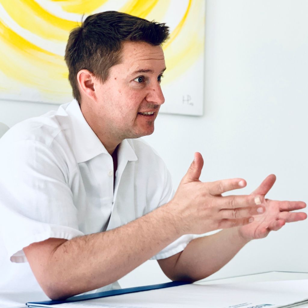 Dr. med. univ. Heldemar Gobi bei der Beratung